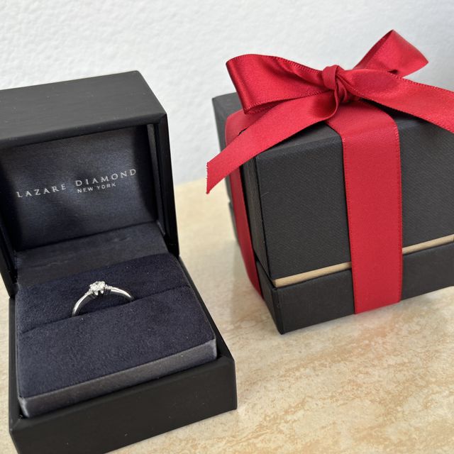 【ラザール ダイヤモンド(LAZARE DIAMOND)の口コミ】 サイドメレのデザインでストレートタイプを探していました。ネットや現地…