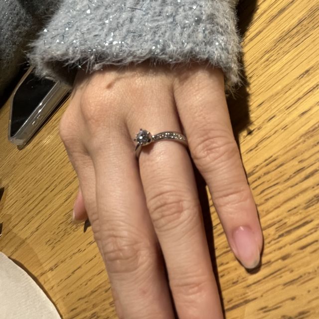 【ラザール ダイヤモンド(LAZARE DIAMOND)の口コミ】 中心に据えるダイヤモンドを主張しつつも、指輪全体として綺麗に輝くよう…