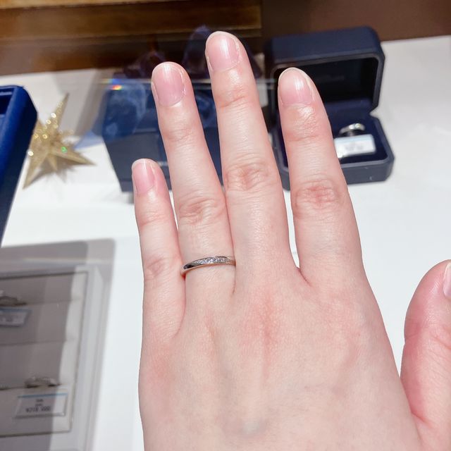 【銀座ダイヤモンドシライシの口コミ】 ストレートのタイプでダイヤの入った、日常でつけやすくてシンプルで飽き…