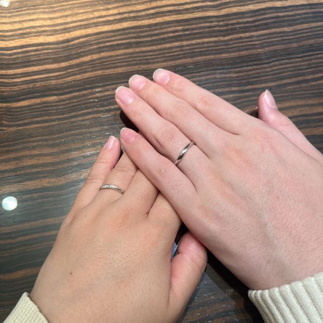 【AMATSU(アマツ)の口コミ】 女性側はダイヤの輝きが色々な方向から見えて形もS字なのでどの角度でも綺…