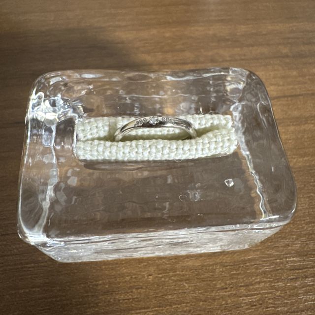 【mina.jewelry(ミナジュエリー)の口コミ】 実際に波打っているデザインが可愛らしく、ダイヤを囲んで葉っぱの刻印が…