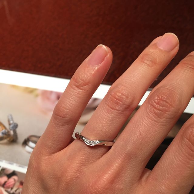 【JEWELRY  KAMATA(ジュエリーかまた)の口コミ】 どんな婚約指輪にも、合わせやすいデザインでした。婚約指輪と重ね付けす…