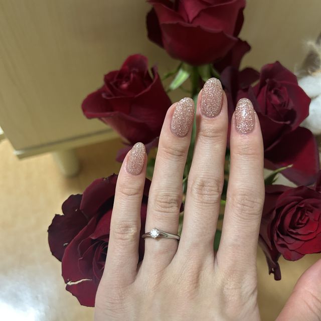 【エクセルコダイヤモンド(EXELCO DIAMOND)の口コミ】 ダイヤモンドの全体が見えるようなリングの作りでとても美しいです。
また…