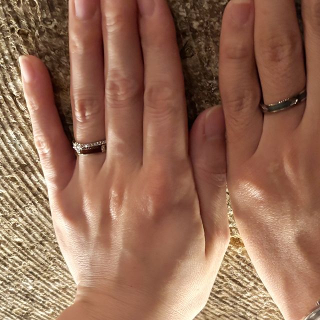 【TOMOE(トモエ)の口コミ】 金をベースに七宝焼でデザインをのせた和テイストの指輪です。彼女が和も…