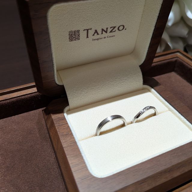 【TANZO.(鍛造指輪)の口コミ】 ミル打ち、ウエーブ、斜めにダイヤモンドが入っているデザインが気に入っ…