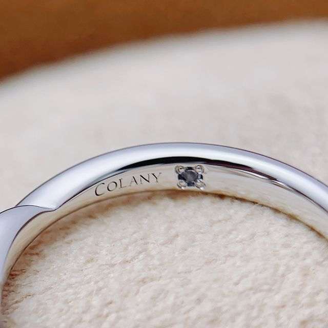 【COLANY(コラニー)の口コミ】 つけた時に指に馴染んで綺麗に見えるデザインが気に入りました。中心のダ…