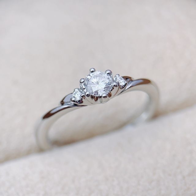 【COLANY(コラニー)の口コミ】 つけた時に指に馴染んで綺麗に見えるデザインが気に入りました。中心のダ…