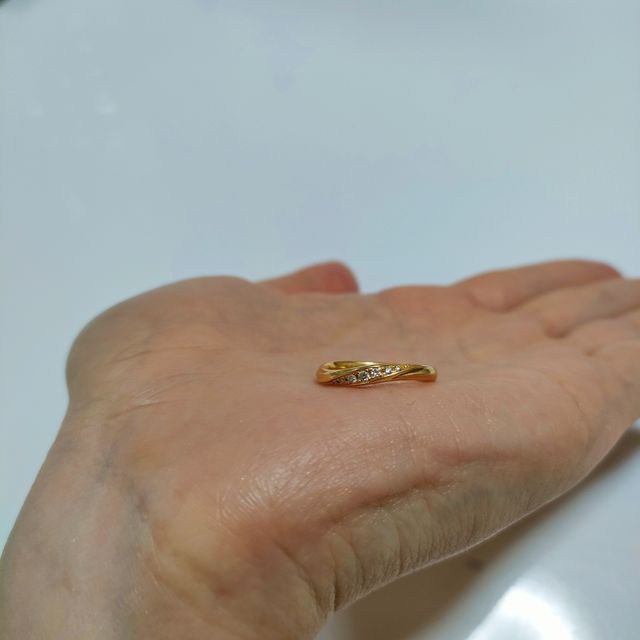 【Something Blue(サムシングブルー)の口コミ】 ふだん着に合わせやすいゴールドを選びました。イエベにおすすめです。私…