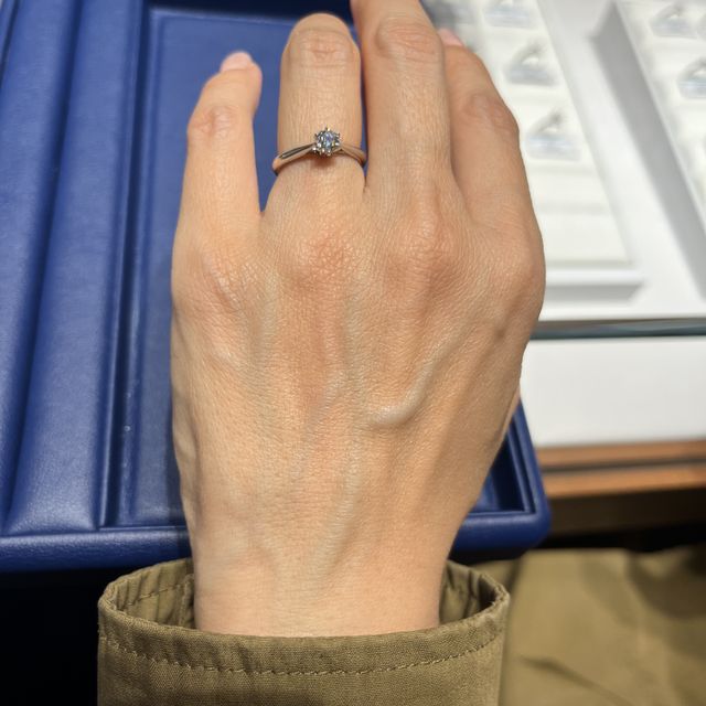 【銀座ダイヤモンドシライシの口コミ】 ダイヤモンドがキレイだったので、土台のリングはシンプルなものを選びま…