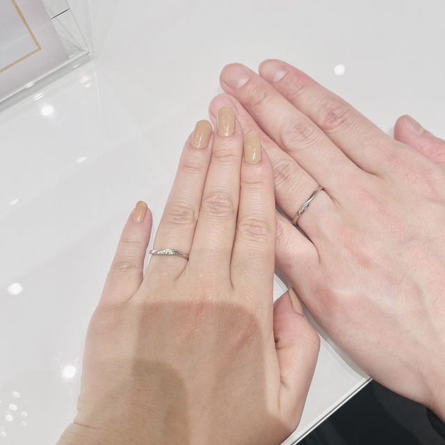 【nocur(ノクル)の口コミ】 女性の指輪はダイヤ5粒付いていながら普段使いできるような派手すぎないデ…