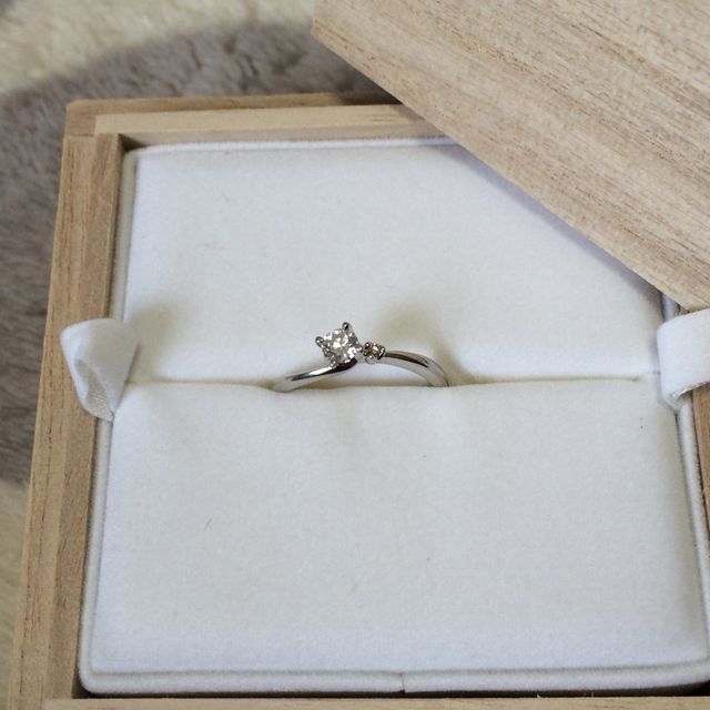 【CAFERING(カフェリング)の口コミ】 この指輪のローズヒップデューという名前に込められた「幸せを育む」とい…