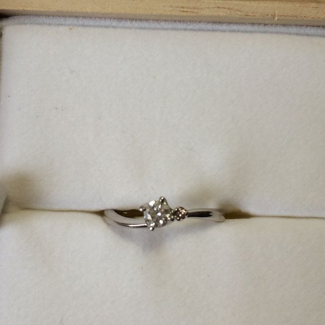 【CAFERING(カフェリング)の口コミ】 この指輪のローズヒップデューという名前に込められた「幸せを育む」とい…