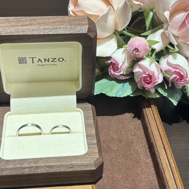 【TANZO.(鍛造指輪)の口コミ】 シンプルなので、飽きにくく、何十年後もつけ続けられるデザインだと思い…