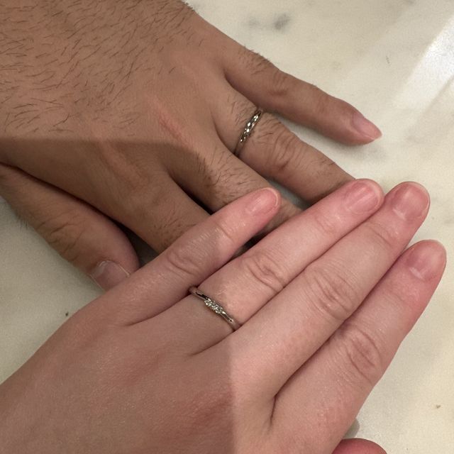 【ラザール ダイヤモンド(LAZARE DIAMOND)の口コミ】 とてもかわいいデザインで、３つのダイヤが連なっているところが気に入っ…