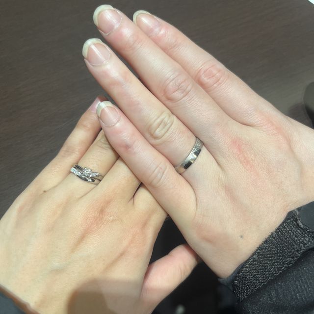 【TANZO.(鍛造指輪)の口コミ】 結婚指輪と婚約指輪を重ね付けした時に、ダイヤのラインが右肩上がりに繋…
