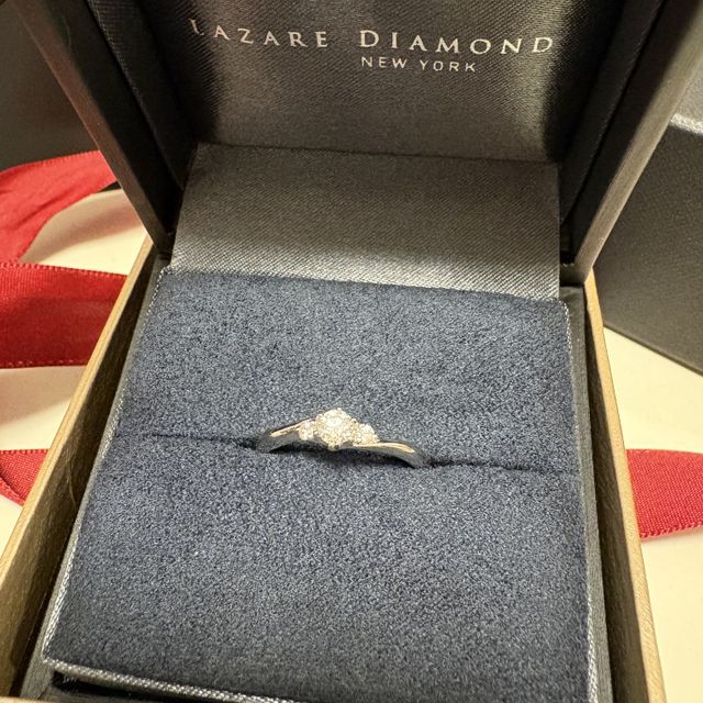 【ラザール ダイヤモンド(LAZARE DIAMOND)の口コミ】 たくさん試着させてもらいましたが、両サイドに小さなダイヤモンドがつい…