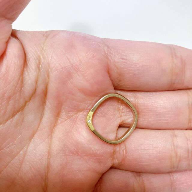 【mina.jewelry(ミナジュエリー)の口コミ】 彼とお揃いのデザイン、金属加工違いでで購入しました。
四角の指輪は珍し…