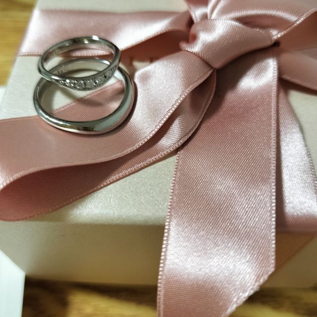 【アイプリモ(I-PRIMO)の口コミ】 華やかめのデザインが好きでかつ婚約指輪の重ね付けしたときもぴったりに…