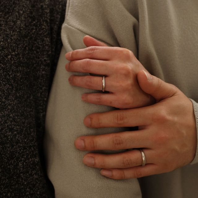 【出雲結(いずもゆい)の口コミ】 シンプルなデザインではありますが、ピンクゴールドのラインやダイヤがア…