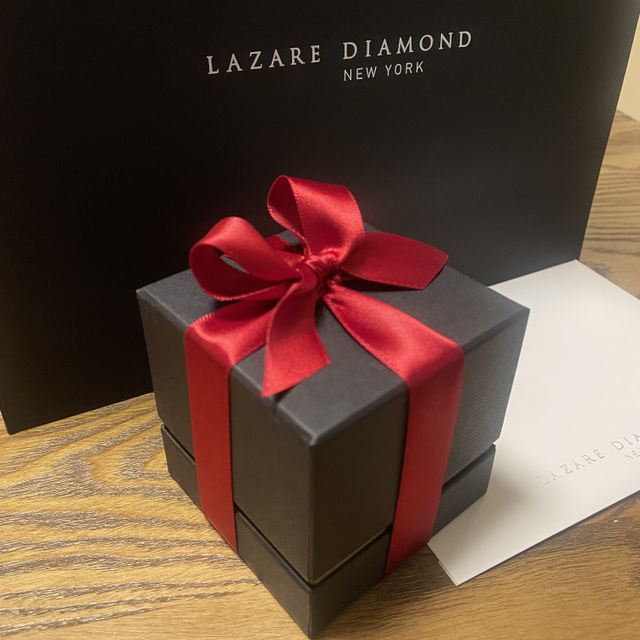 【ラザール ダイヤモンド(LAZARE DIAMOND)の口コミ】 ダイヤモンドが一粒ずつとても美しく光方が段違いです！
アイヴィという指…