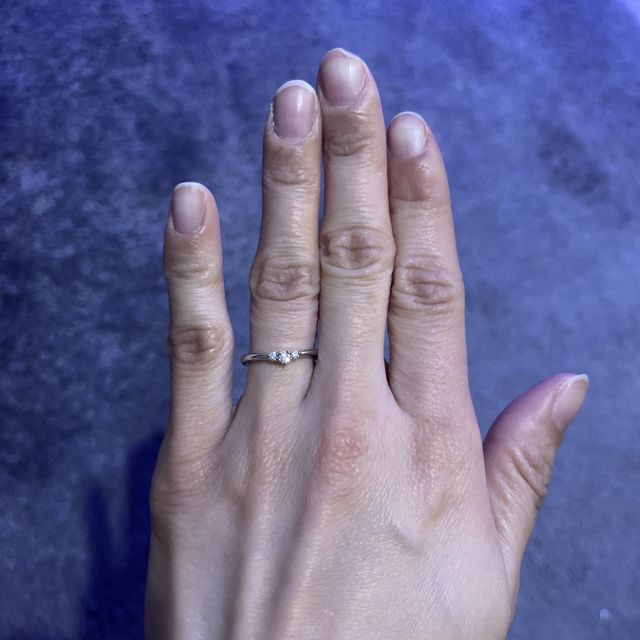 【ケイウノ ブライダル(K.UNO BRIDAL)の口コミ】 埋め込まれているダイヤではなく、ダイヤが独立しているデザインが良いと…