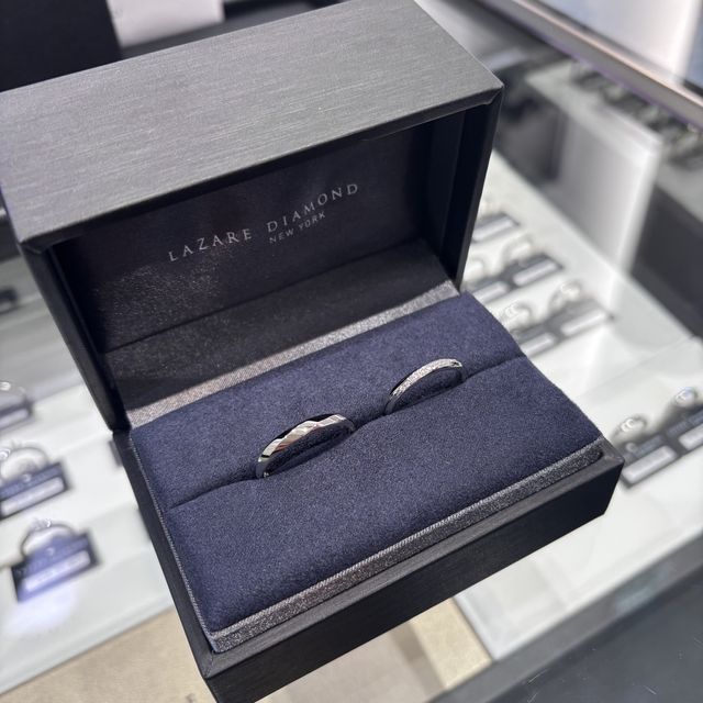 【ラザール ダイヤモンド(LAZARE DIAMOND)の口コミ】 指輪のデザインに一目惚れでした。
私はダイヤが斜めに入っているデザイン…