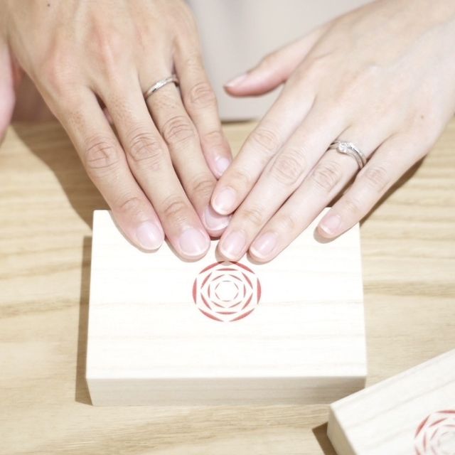 【出雲結(いずもゆい)の口コミ】 指輪に込められた思いや、デザインに惹かれました。
ふたりで選んだ婚約指…