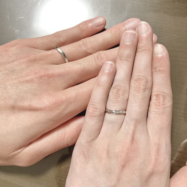 【銀座ダイヤモンドシライシの口コミ】 アシンメトリーのデザインが好きなのと、婚約指輪と結婚指輪を重ね付けで…