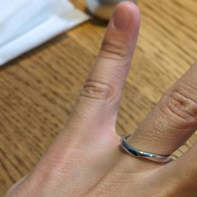 【TOMOE(トモエ)の口コミ】 カクカクしたデザインが素敵だと思い試着しました。V字デザインだと少しハ…