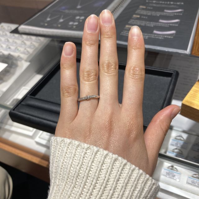 【エクセルコダイヤモンド(EXELCO DIAMOND)の口コミ】 シンプルなデザインですが、他の人と被らず、飽きがこないと思います。
ダ…