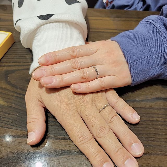 【ケイウノ ブライダル(K.UNO BRIDAL)の口コミ】 花冠をイメージしたかわいらしいリングで華奢ながらもしっかりした存在感…