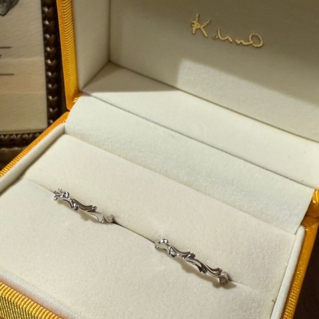 【ケイウノ ブライダル(K.UNO BRIDAL)の口コミ】 花冠をイメージしたかわいらしいリングで華奢ながらもしっかりした存在感…