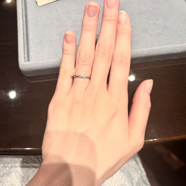 【ケイウノ ブライダル(K.UNO BRIDAL)の口コミ】 流れるようなデザインが優しい印象で好きです。
手を動かすたびにダイヤモ…