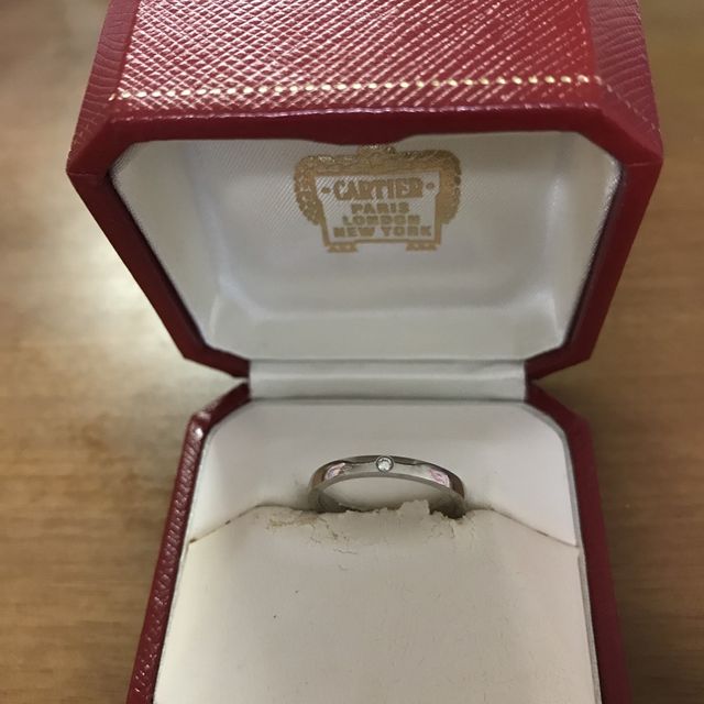 【カルティエ(Cartier)の口コミ】 婚約指輪とは別でシンプルなものを探していました。プラチナだけではさみ…