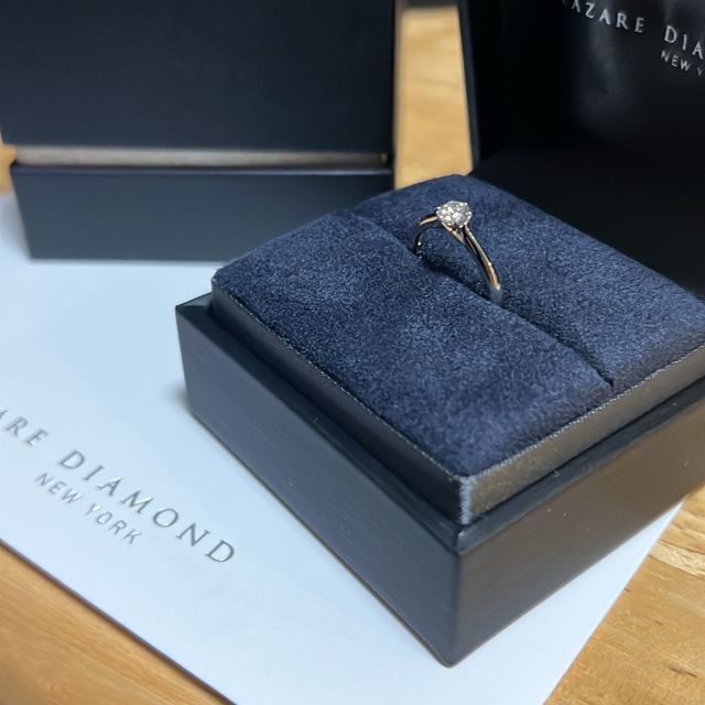 【ラザール ダイヤモンド(LAZARE DIAMOND)の口コミ】 両手の指先を合わせたようなデザインに一目惚れしました。横から見た時に…