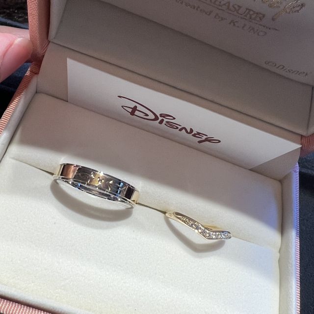 【ケイウノ ブライダル(K.UNO BRIDAL)の口コミ】 【指輪のデザイン】
ディズニーモチーフを入れたかったので、既製品のデザ…