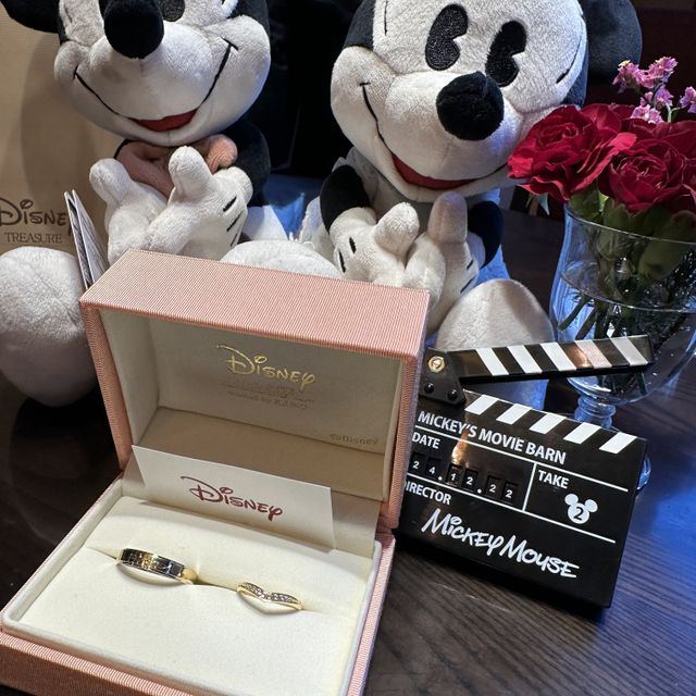 【ケイウノ ブライダル(K.UNO BRIDAL)の口コミ】 【指輪のデザイン】
ディズニーモチーフを入れたかったので、既製品のデザ…