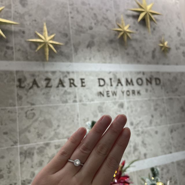 【ラザール ダイヤモンド(LAZARE DIAMOND)の口コミ】 なんといっても豪華な見栄え！！！笑
取り巻きのリングが元々憧れだったの…