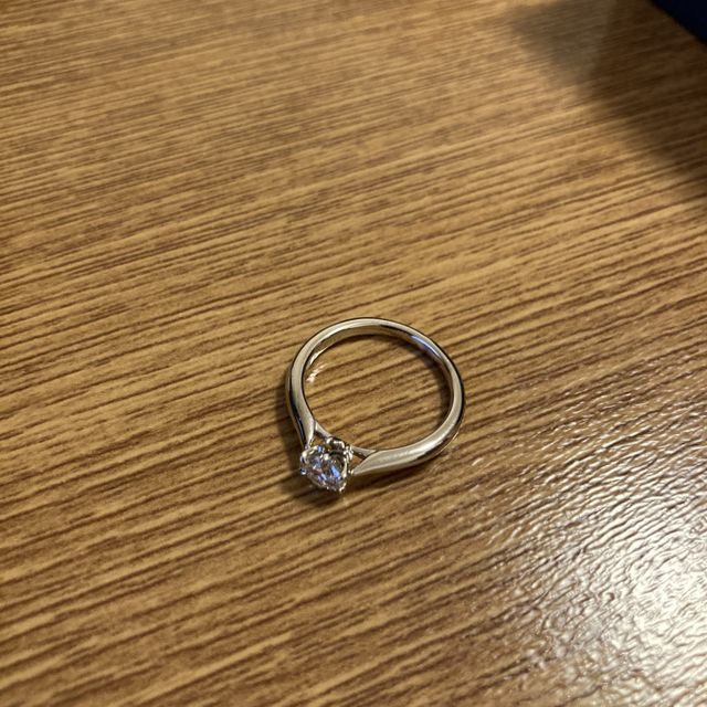 【銀座ダイヤモンドシライシの口コミ】 ダイヤモンド周辺のリングが細くなっているためダイヤモンドが際立つデザ…