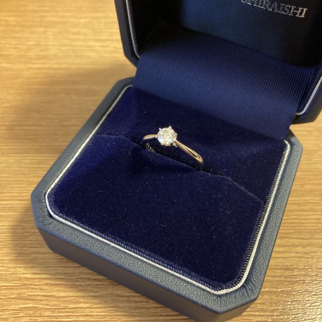 【銀座ダイヤモンドシライシの口コミ】 ダイヤモンド周辺のリングが細くなっているためダイヤモンドが際立つデザ…