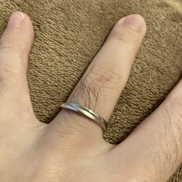 【銀座ダイヤモンドシライシの口コミ】 シンプルながら少し動きを入れたデザインになっています。艶消し加工のブ…