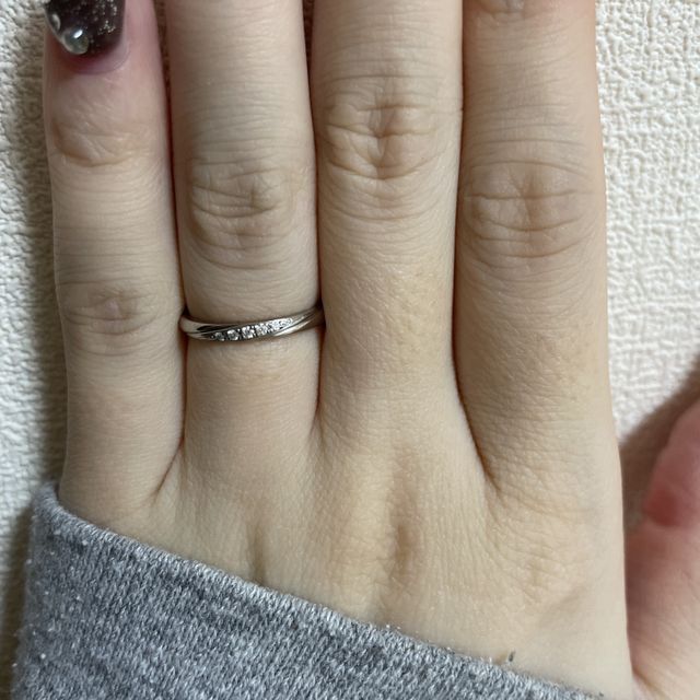 【アイプリモ(I-PRIMO)の口コミ】 かわいいと思います。指が長く見える3石と5石の宝石を選ぶことができて、5…