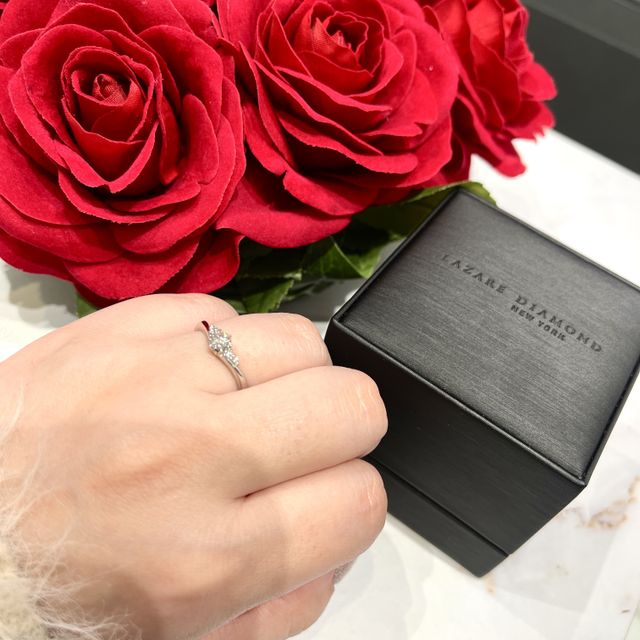 【ラザール ダイヤモンド(LAZARE DIAMOND)の口コミ】 Vタイプで指が長く見えることと、重ね付けした際のシルエットもとても綺麗…