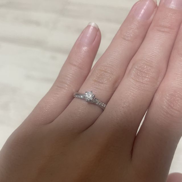 【銀座ダイヤモンドシライシの口コミ】 日本人の指は付け根の水かけ面積が多いと聞き、指輪が自ずと斜めになりが…