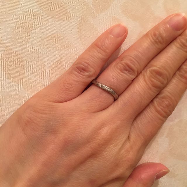 【Disney Cinderella(ディズニー シンデレラ)の口コミ】 シンプルな中でも可愛らしいものを探していました。表に小さなダイヤモン…