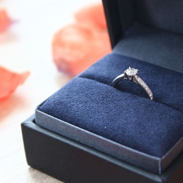 【ラザール ダイヤモンド(LAZARE DIAMOND)の口コミ】 ダイヤモンドの輝きが目立つような形であること、またダイヤモンドをとめ…