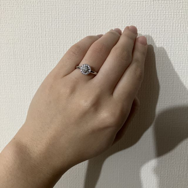 【ケイウノ ブライダル(K.UNO BRIDAL)の口コミ】 中央のダイヤの周りに細かいダイヤがついていて、キラキラ華やか。つけて…