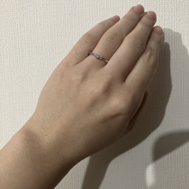 【ケイウノ ブライダル(K.UNO BRIDAL)の口コミ】 同ブランドの別シリーズの婚約指輪(フラワーサークル)と重ね付けをする前…