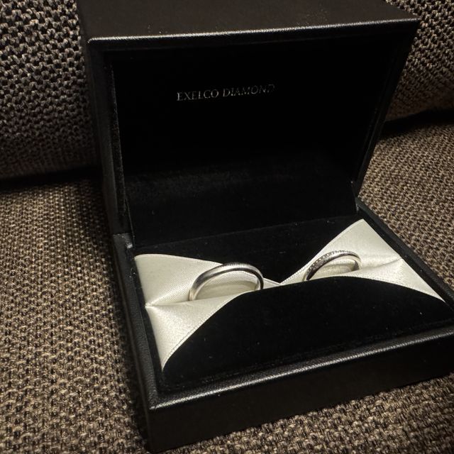 【エクセルコダイヤモンド(EXELCO DIAMOND)の口コミ】 ウェーブがかっているデザインを希望で、
夫の指輪にはウェーブを境に、半…