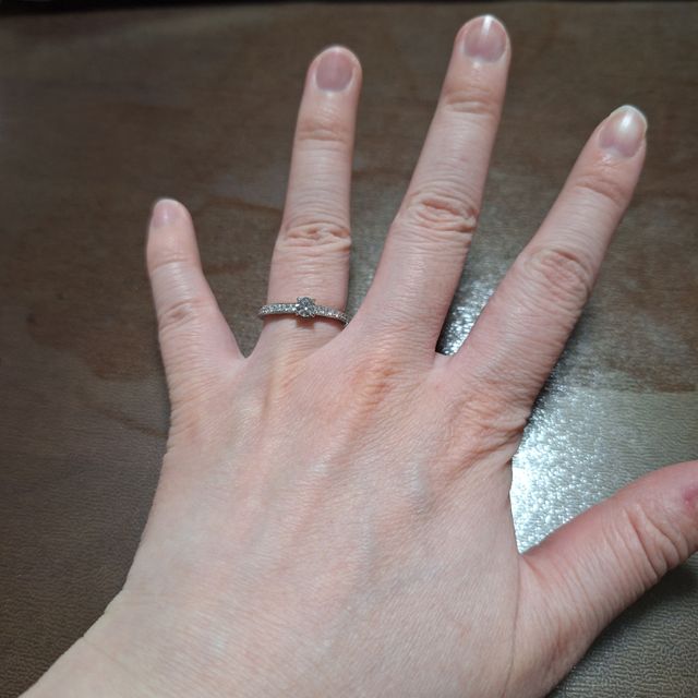 【エクセルコダイヤモンド(EXELCO DIAMOND)の口コミ】 サイドまでメレダイヤが着いているデザインを選択しました。角度によって…